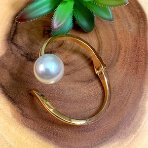 Beautiful Pearl Bracelet / Bangle